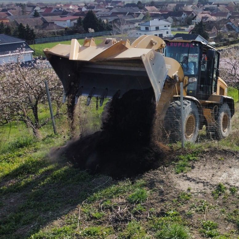 Bagger bei Erdarbeiten